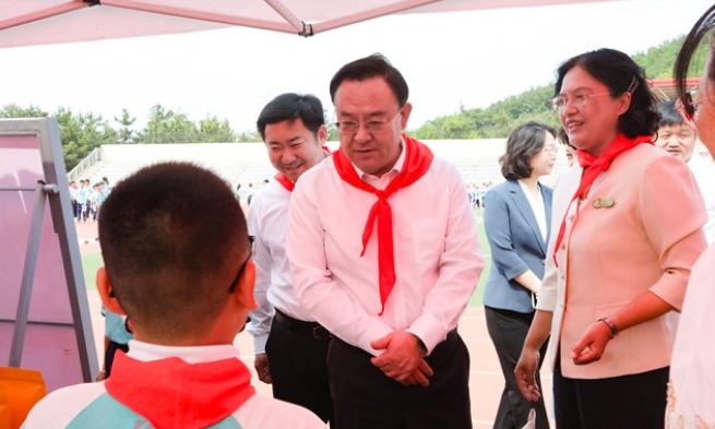 市領導與少年兒童共慶“六一”國際兒童節(jié)